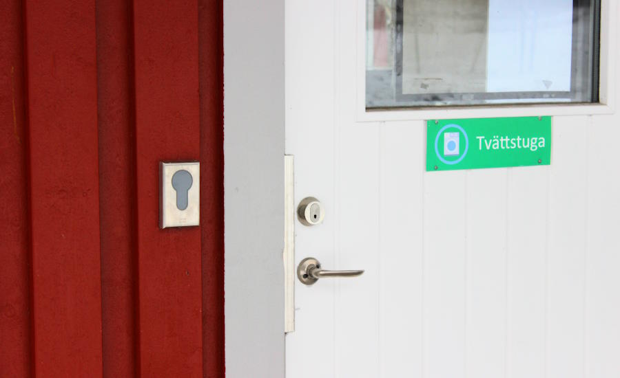 taggläsare till bostadsområdets gemensamma tvättstuga här kan man både få åtkomst och boka tvättid med en och samma tagg hur smidigt som helst va