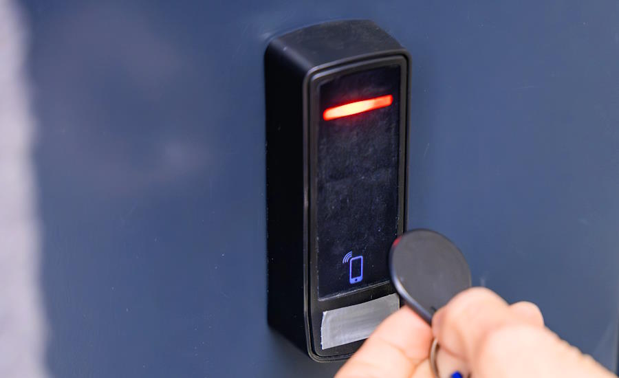 de flesta taggar är passiva och kräver inget eget batteri utan får sin ström ifrån läsaren