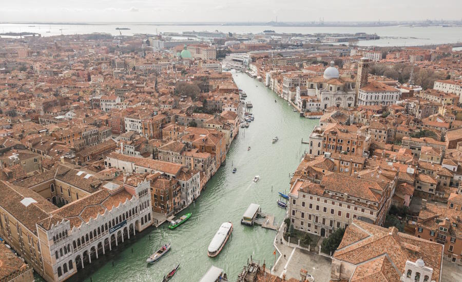 i princip hela Venedig vilar på stora och uråldriga träpålar som numer blivit så hårda som sten
